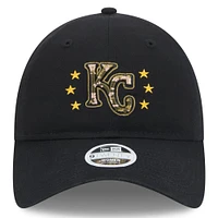 Casquette ajustable 9TWENTY pour la Journée des forces armées 2024 New Era noire des Royals de Kansas City pour femme