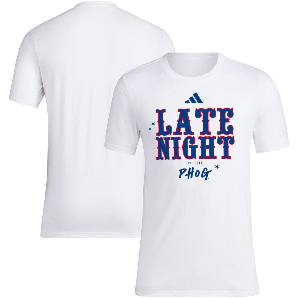 T-shirt adidas Late Night the Phog des Kansas Jayhawks pour hommes blanc