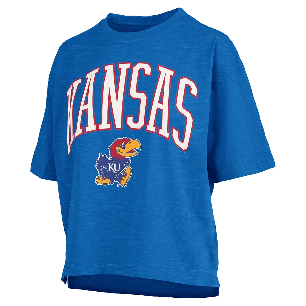 T-shirt surdimensionné flammé pour femme avec logo Nelson Arch Over, longueur à la taille, style Pressbox Royal Kansas Jayhawks