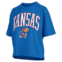 T-shirt surdimensionné flammé pour femme avec logo Nelson Arch Over, longueur à la taille, style Pressbox Royal Kansas Jayhawks