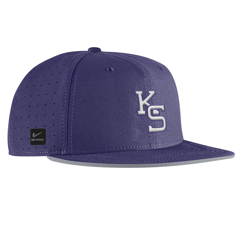 Casquette de baseball ajustée Nike violette Kansas State Wildcats 2025 On-Field True Performance pour homme