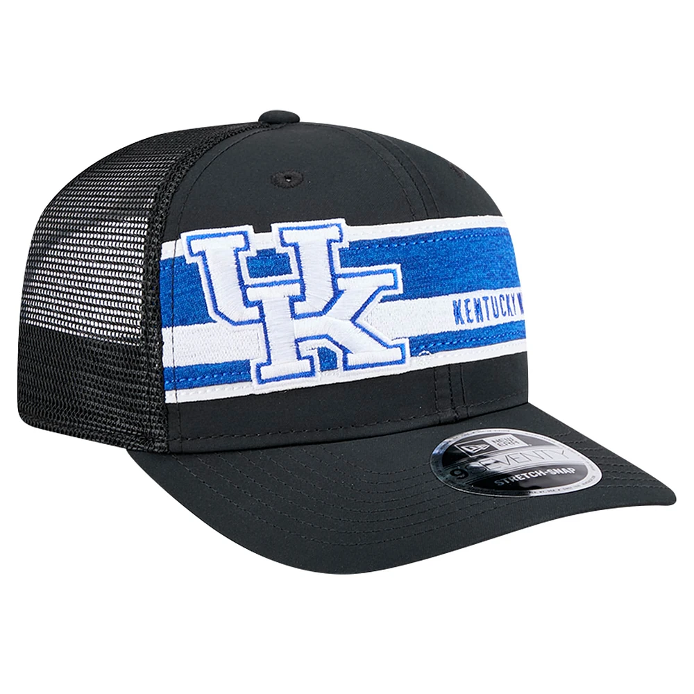 Casquette ajustable extensible à boutons-pression New Era noire/bleue Kentucky Wildcats 9SEVENTY Trucker à rayures pour homme