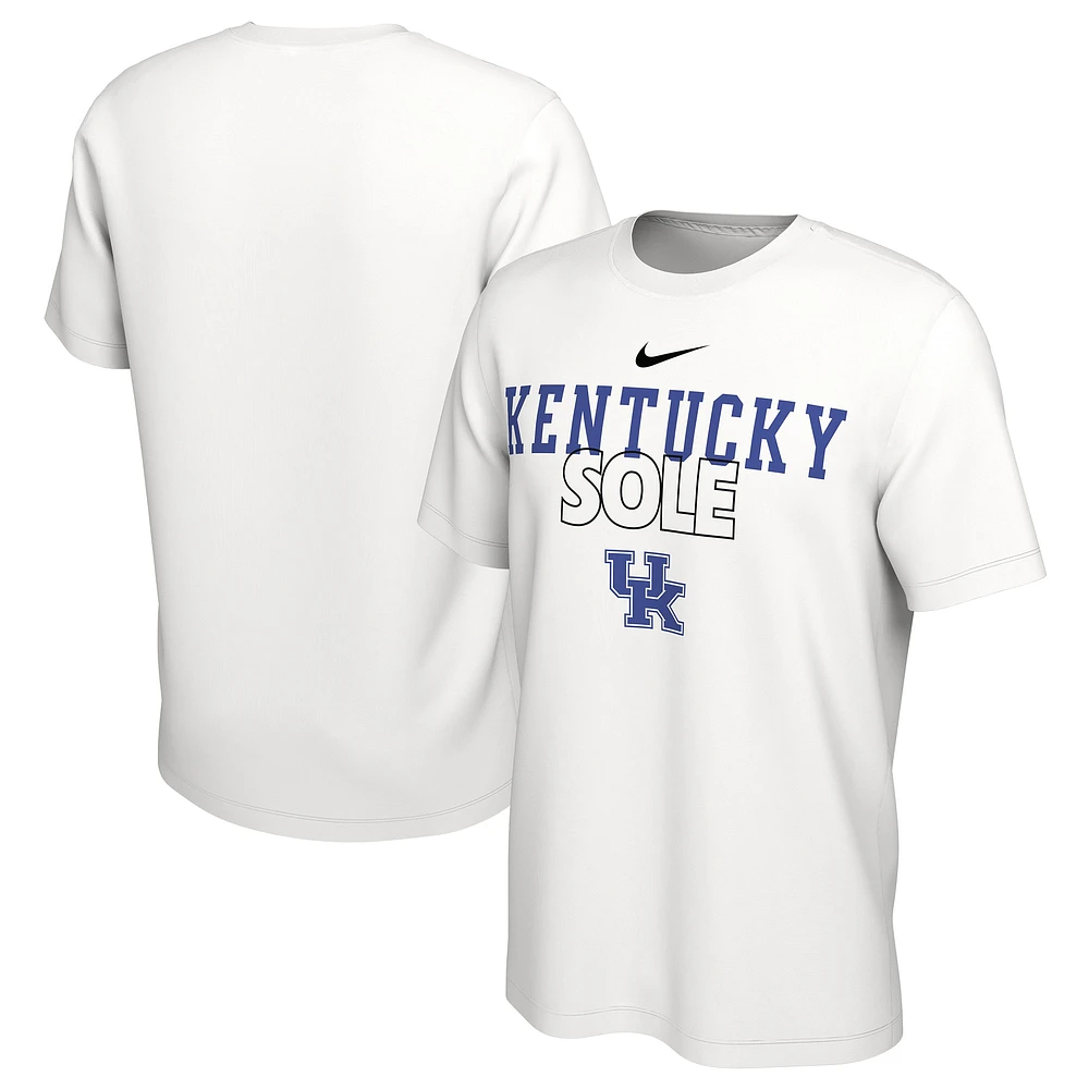 T-shirt Nike blanc Kentucky Wildcats 2023 sur banc le terrain