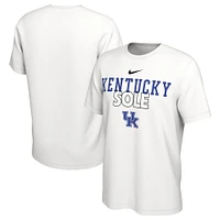 T-shirt Nike blanc Kentucky Wildcats 2023 sur banc le terrain