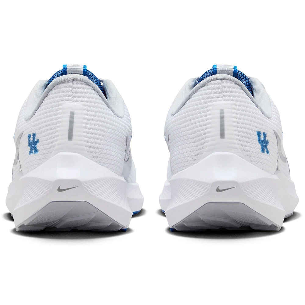 Chaussure de course unisexe Nike Kentucky Wildcats Zoom Pegasus 40 Blanc