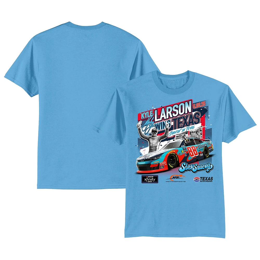 T-shirt bleu clair Kyle Larson 2025 Xfinity Series Andy's Frozen Custard 300 pour homme, motif drapeau à damier, vainqueur de la course