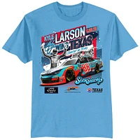 T-shirt bleu clair Kyle Larson 2025 Xfinity Series Andy's Frozen Custard 300 pour homme, motif drapeau à damier, vainqueur de la course