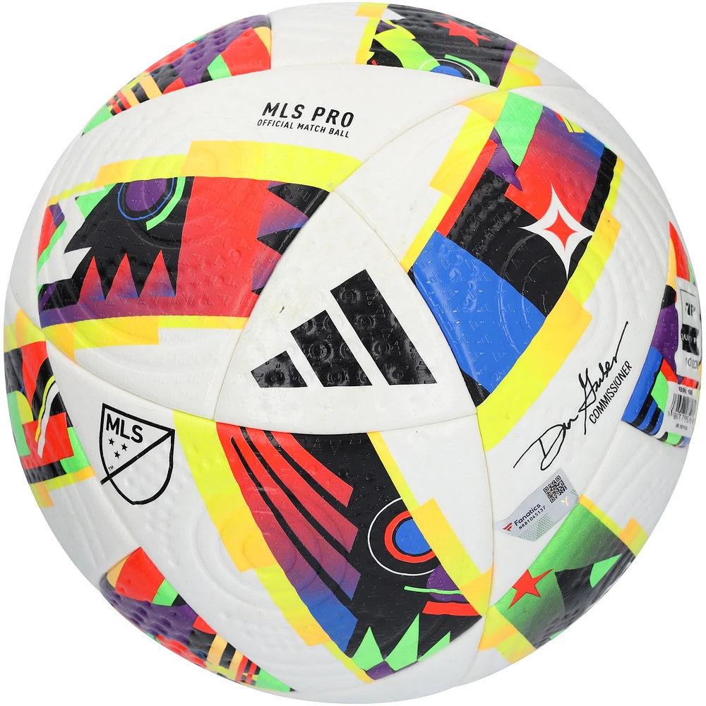 Ballon de football adidas d'occasion pour le match de Coupe MLS 2024 entre les LA Galaxy et les New York Red Bulls, le 7 décembre 2024.