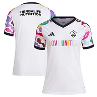 Haut d'avant-match LA Galaxy 2023 Pride adidas blanc pour femme