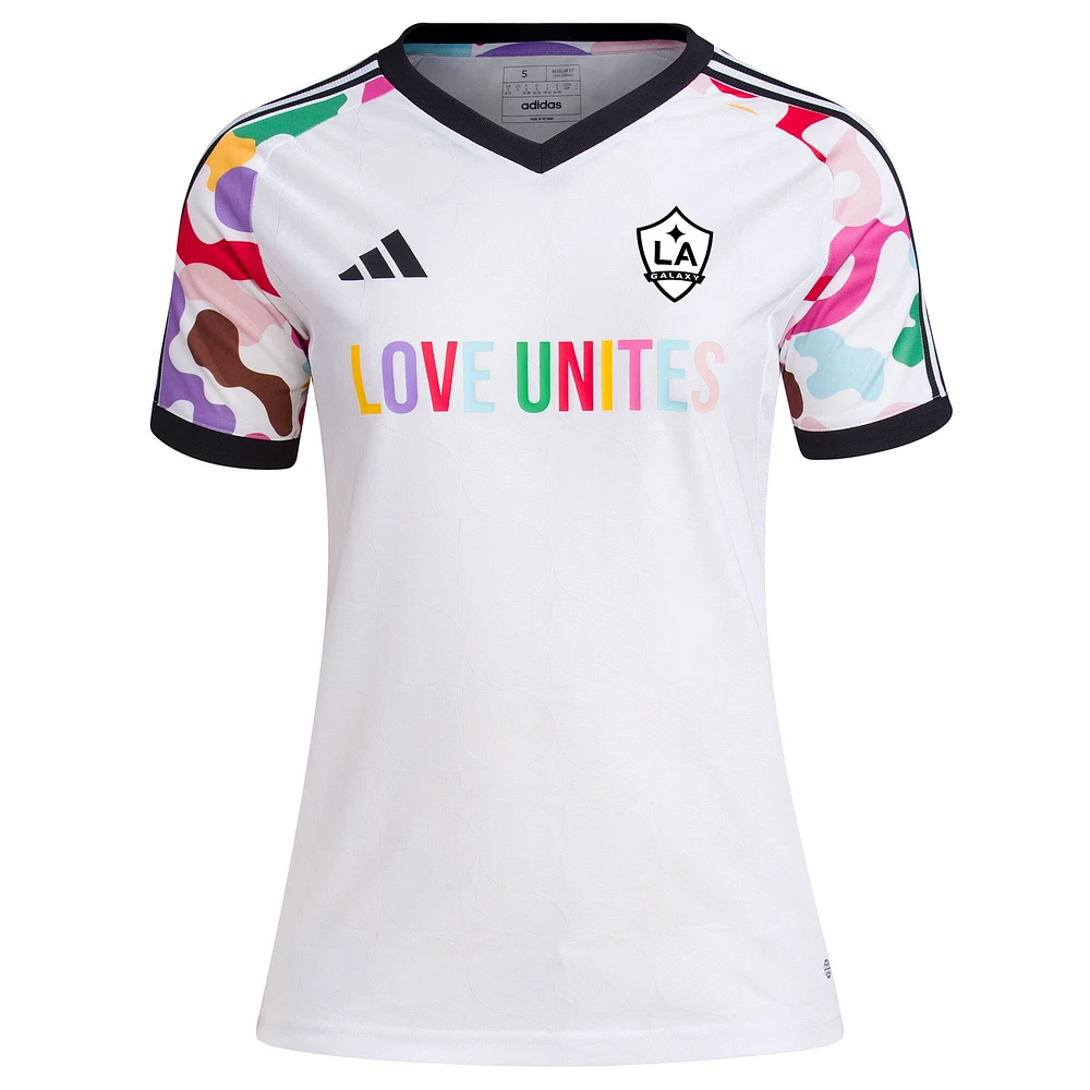 Haut d'avant-match LA Galaxy 2023 Pride adidas blanc pour femme