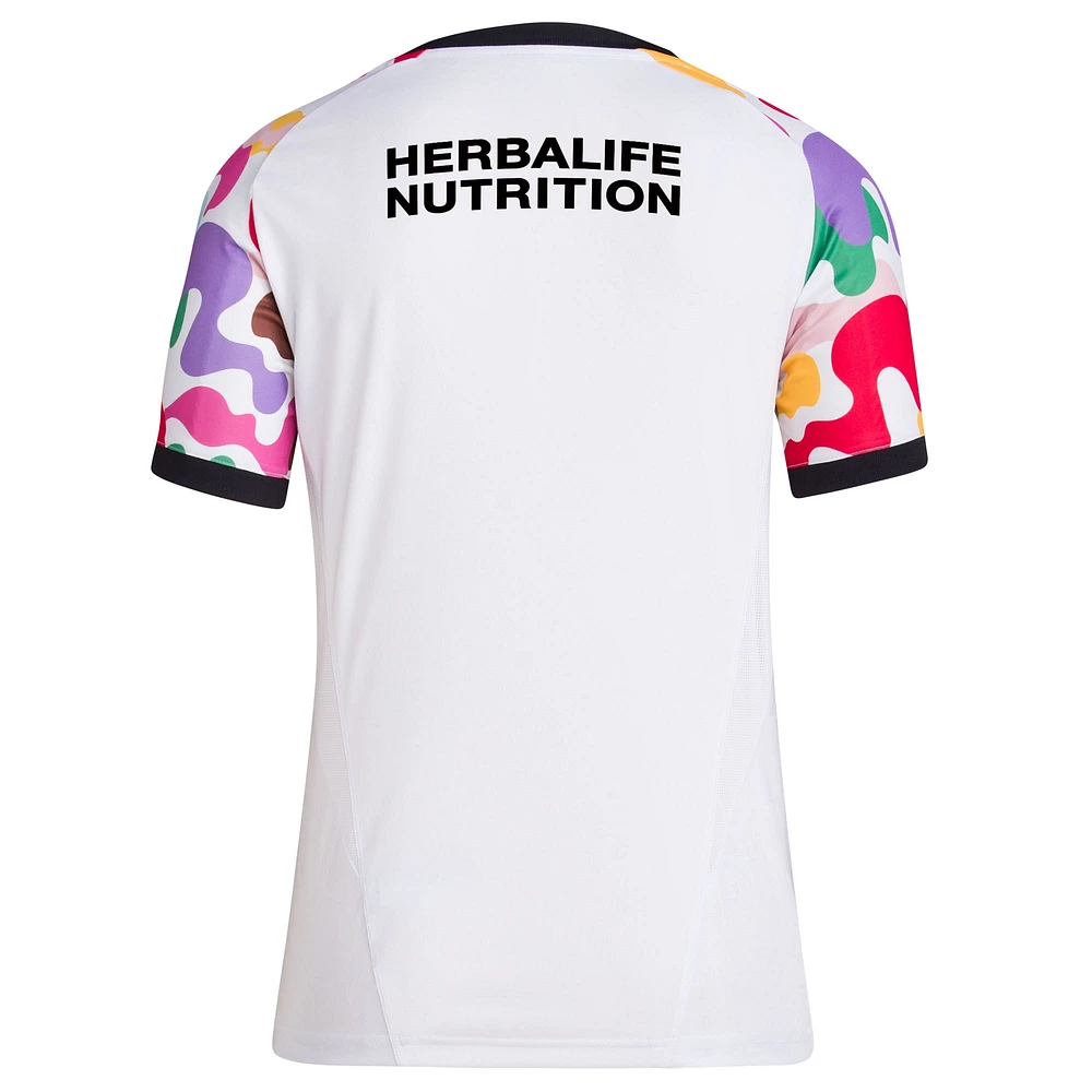 Haut d'avant-match LA Galaxy 2023 Pride adidas blanc pour femme