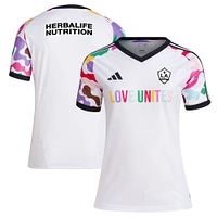 Haut d'avant-match LA Galaxy 2023 Pride adidas blanc pour femme