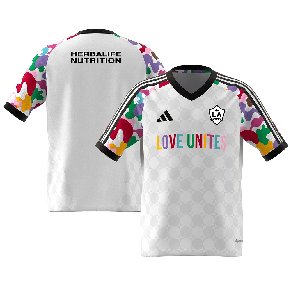 Haut d'avant-match adidas LA Galaxy 2023 Pride blanc pour enfant