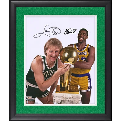 Photographie encadrée dédicacée de Larry Bird et Magic Johnson des Boston Celtics et des Los Angeles Lakers 16'' x 20'' en train de rire avec un trophée