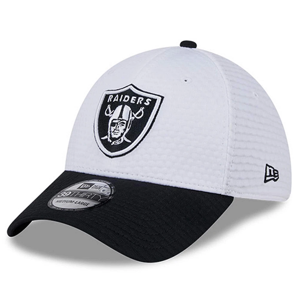 Casquette flexible 39THIRTY New Era pour hommes des Las Vegas Raiders 2024 NFL Training Camp, blanc/noir