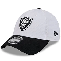 Casquette ajustable 9FORTY New Era pour hommes des Las Vegas Raiders 2024 NFL Training Camp, blanc/noir