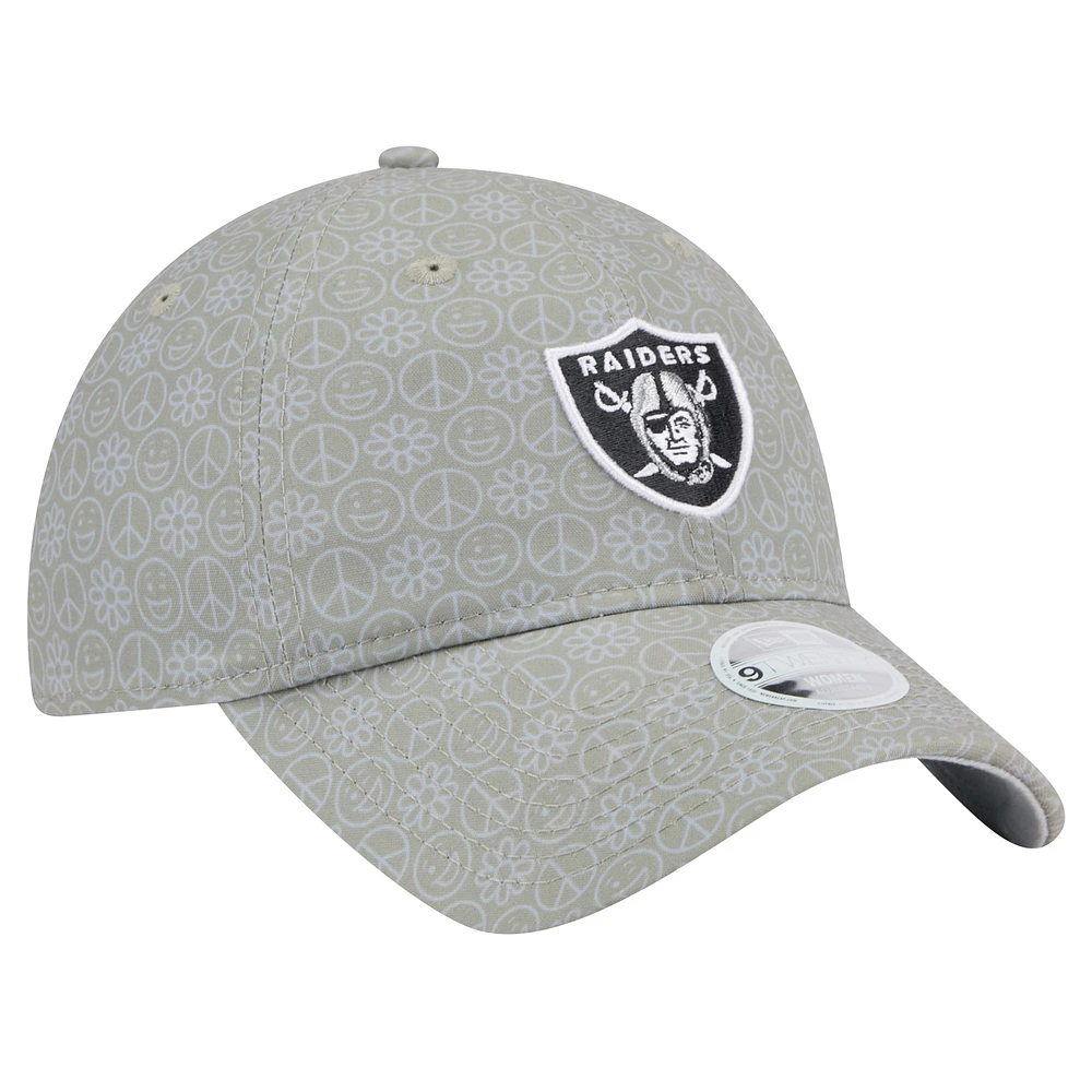 Casquette ajustable argentée Smiley 9TWENTY des Las Vegas Raiders New Era pour femme