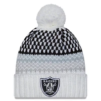 Bonnet en tricot blanc à revers Las Vegas Raiders 2023 Sideline pour femme avec pompon New Era