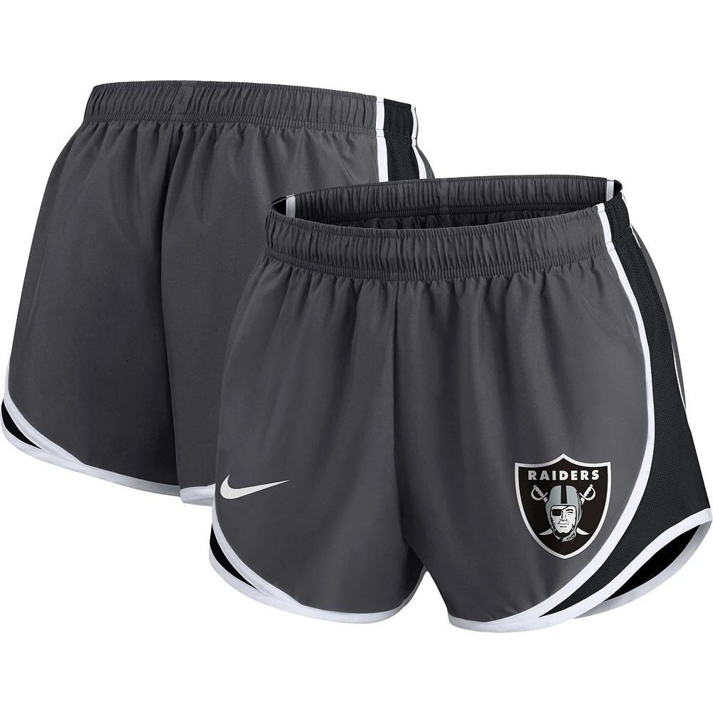 Short Performance Tempo Taille Plus des Las Vegas Raiders de Nike pour femme avec logo gris anthracite