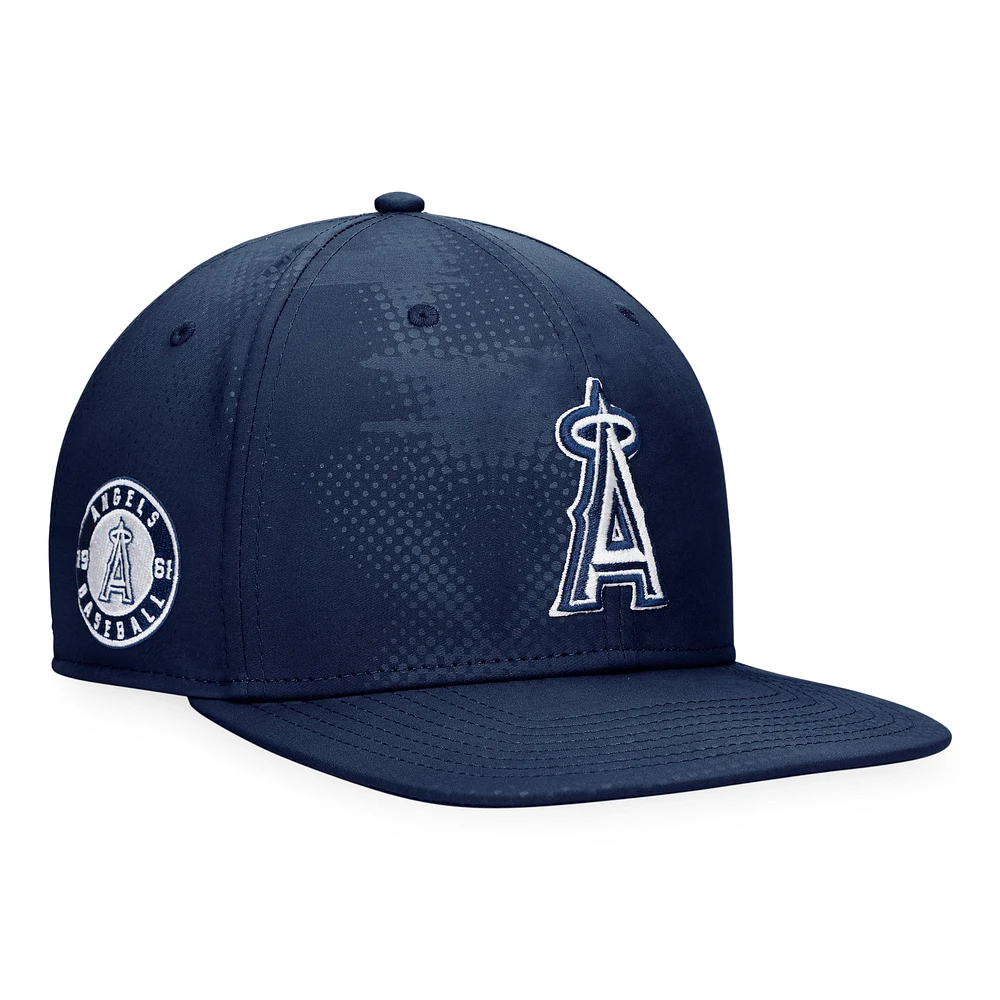 Casquette Snapback emblématique à motif camouflage ton sur ton bleu marine Los Angeles Angels Fanatics pour homme