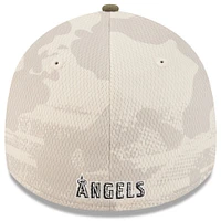 Casquette New Era 39THIRTY Flex beige clair/olive pour homme, Los Angeles Angels 2025, Journée des forces armées
