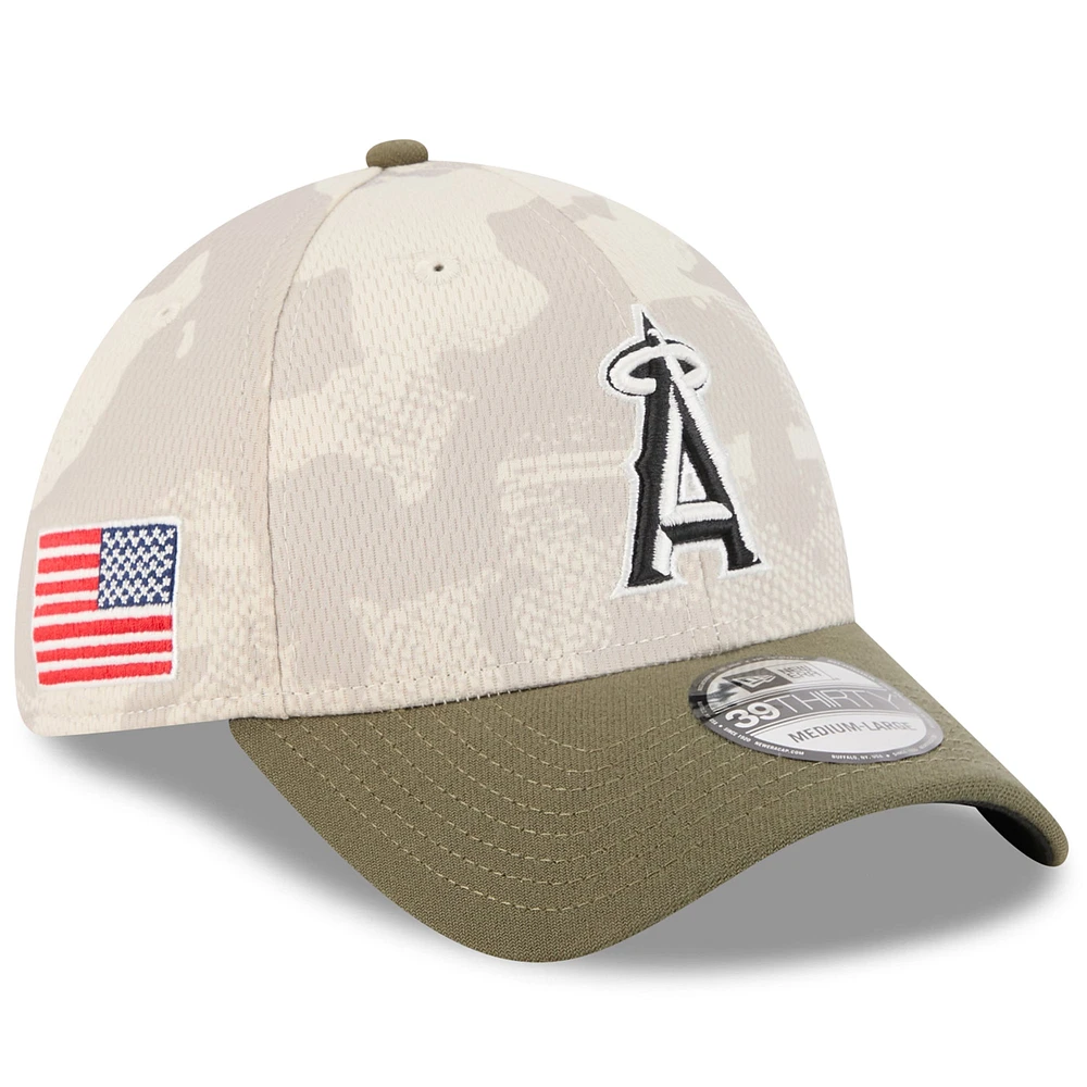 Casquette New Era 39THIRTY Flex beige clair/olive pour homme, Los Angeles Angels 2025, Journée des forces armées