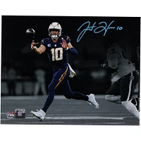 Photographie dédicacée de Justin Herbert des Los Angeles Chargers, maillot bleu marine de 11" x 14"