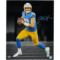 Photographie autographiée de Justin Herbert des Los Angeles Chargers, 16" x 20"