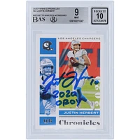 Justin Herbert Los Angeles Chargers Autographié 2020 Panini Chronicles #53 Beckett Fanatics Witnessed Authenticed 9/10 Rookie Card avec l'inscription "2020 OROY"