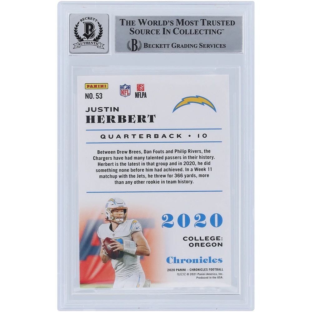 Justin Herbert Los Angeles Chargers Autographié 2020 Panini Chronicles #53 Beckett Fanatics Witnessed Authenticed 9/10 Rookie Card avec l'inscription "2020 OROY"