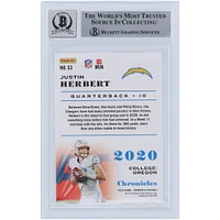Justin Herbert Los Angeles Chargers Autographié 2020 Panini Chronicles #53 Beckett Fanatics Witnessed Authenticed 9/10 Rookie Card avec l'inscription "2020 OROY"
