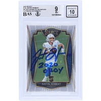 Justin Herbert Los Angeles Chargers Carte de recrue Panini Select #144 2020 autographiée Beckett Fanatics Witnessed Authenticated 9/10 Rookie avec l'inscription "2020 OROY"