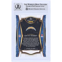 Justin Herbert Los Angeles Chargers Carte de recrue Panini Select #144 2020 autographiée Beckett Fanatics Witnessed Authenticated 9/10 Rookie avec l'inscription "2020 OROY"