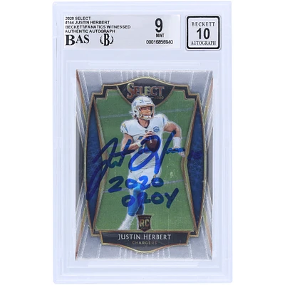 Justin Herbert Los Angeles Chargers Carte de recrue Panini Select #144 2020 autographiée Beckett Fanatics Witnessed Authenticated 9/10 Rookie avec l'inscription "2020 OROY"