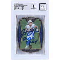 Justin Herbert Los Angeles Chargers Carte de recrue Panini Select #144 2020 autographiée Beckett Fanatics Witnessed Authenticated 9/10 Rookie avec l'inscription "2020 OROY"