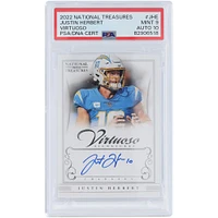 Carte Panini National Treasures Virtuoso #VSO-JHE #7/25 authentifiée 9/10 PSA autographiée par Justin Herbert des Los Angeles Chargers 2022