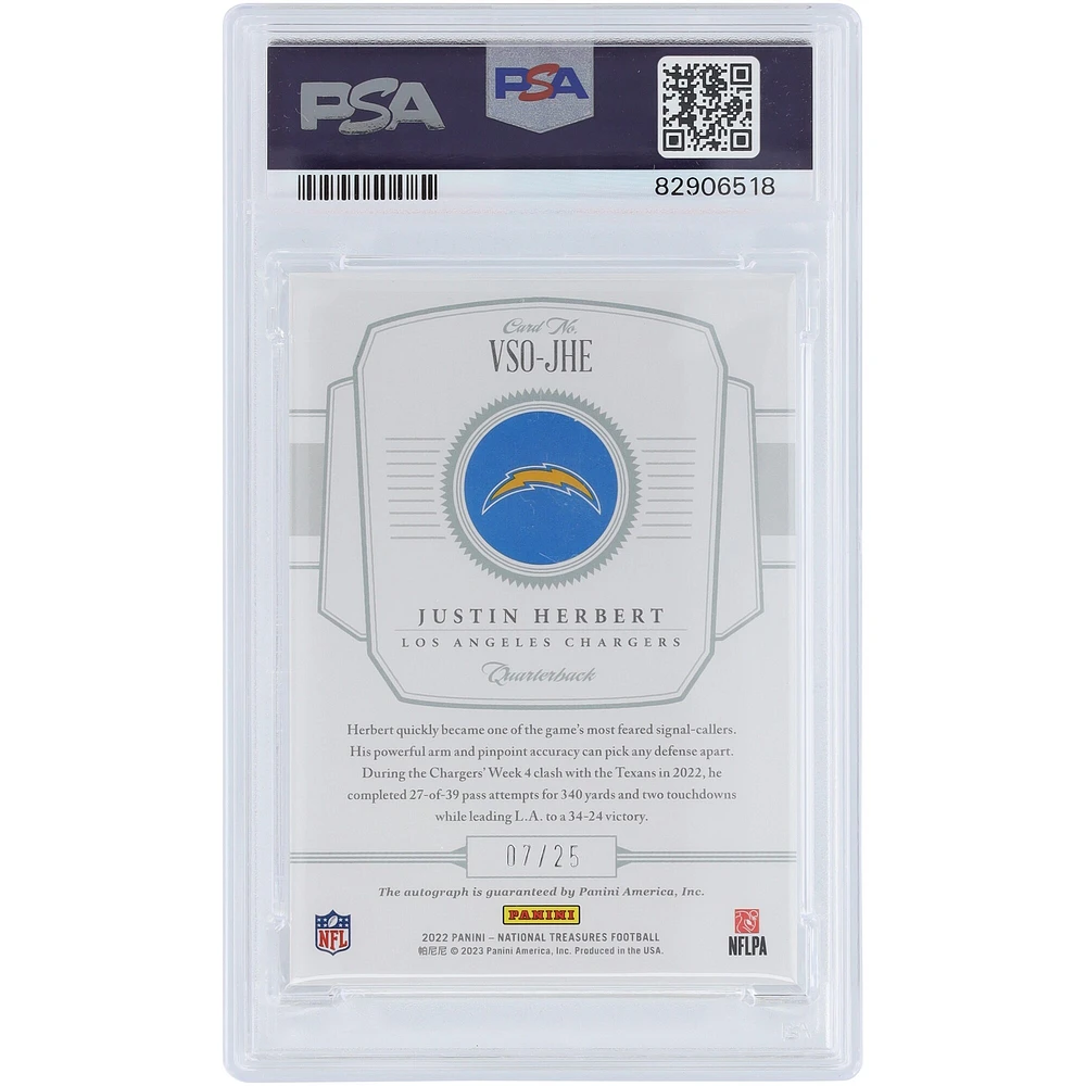 Carte Panini National Treasures Virtuoso #VSO-JHE #7/25 authentifiée 9/10 PSA autographiée par Justin Herbert des Los Angeles Chargers 2022