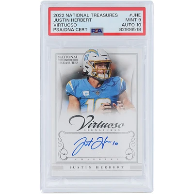 Carte Panini National Treasures Virtuoso #VSO-JHE #7/25 authentifiée 9/10 PSA autographiée par Justin Herbert des Los Angeles Chargers 2022