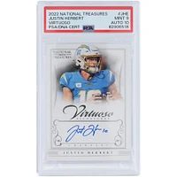 Carte Panini National Treasures Virtuoso #VSO-JHE #7/25 authentifiée 9/10 PSA autographiée par Justin Herbert des Los Angeles Chargers 2022
