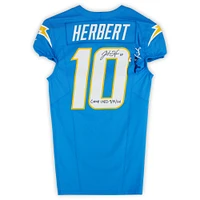 Maillot Nike bleu poudre numéro 10 dédicacé par Justin Herbert des Chargers de Los Angeles lors du match contre les Panthers de la Caroline le 15 septembre 2024 avec l'inscription « Game Used 9/15/24 ».