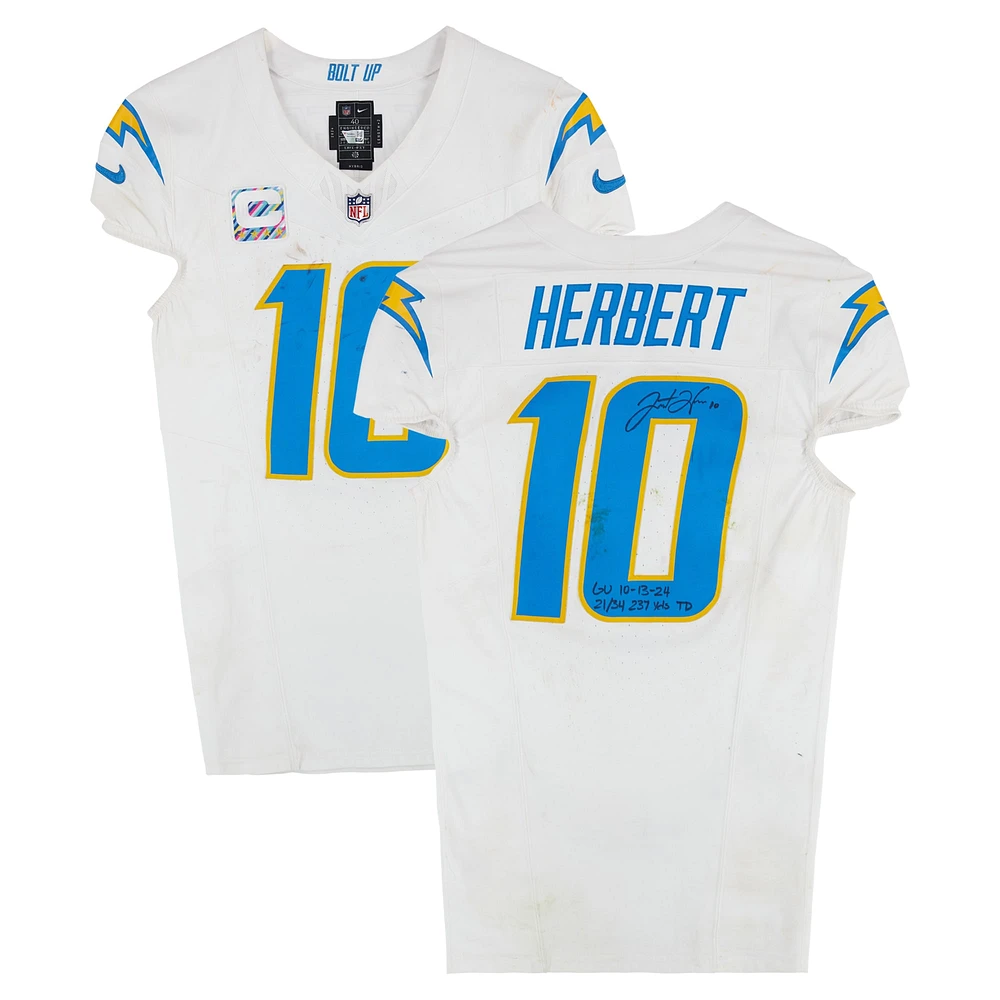 Maillot Nike blanc n° 10 dédicacé par Justin Herbert des Chargers de Los Angeles contre les Broncos de Denver le 13 octobre 2024 avec plusieurs inscriptions