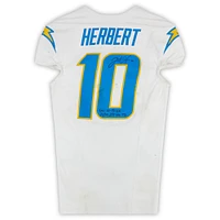 Maillot Nike blanc n° 10 dédicacé par Justin Herbert des Chargers de Los Angeles contre les Broncos de Denver le 13 octobre 2024 avec plusieurs inscriptions