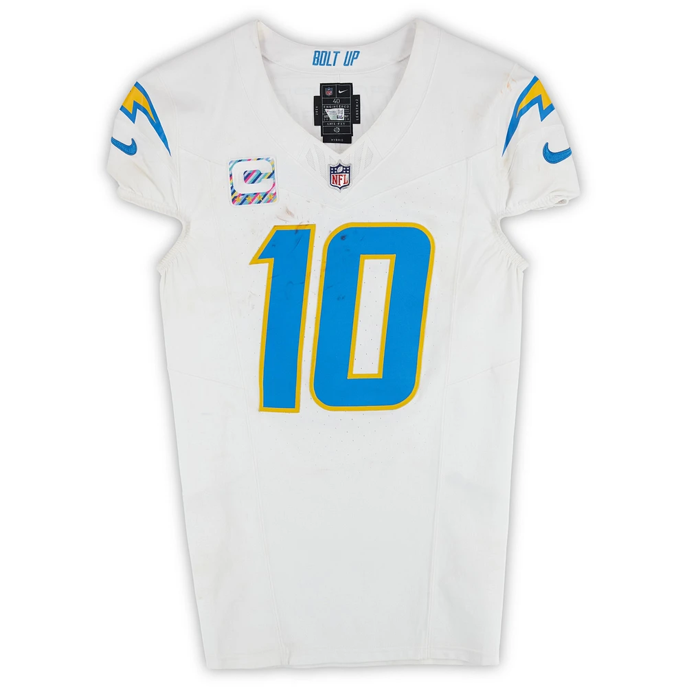 Maillot Nike blanc n° 10 dédicacé par Justin Herbert des Chargers de Los Angeles contre les Broncos de Denver le 13 octobre 2024 avec plusieurs inscriptions