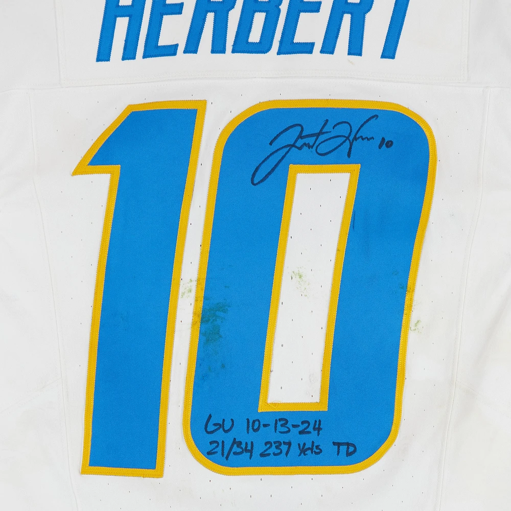Maillot Nike blanc n° 10 dédicacé par Justin Herbert des Chargers de Los Angeles contre les Broncos de Denver le 13 octobre 2024 avec plusieurs inscriptions