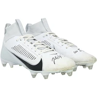 Chaussures Nike blanches dédicacées par Justin Herbert, des Chargers de Los Angeles, lors du match contre les Cardinals de l'Arizona, le 21 octobre 2024, avec l'inscription « GU 10-21-24 ».