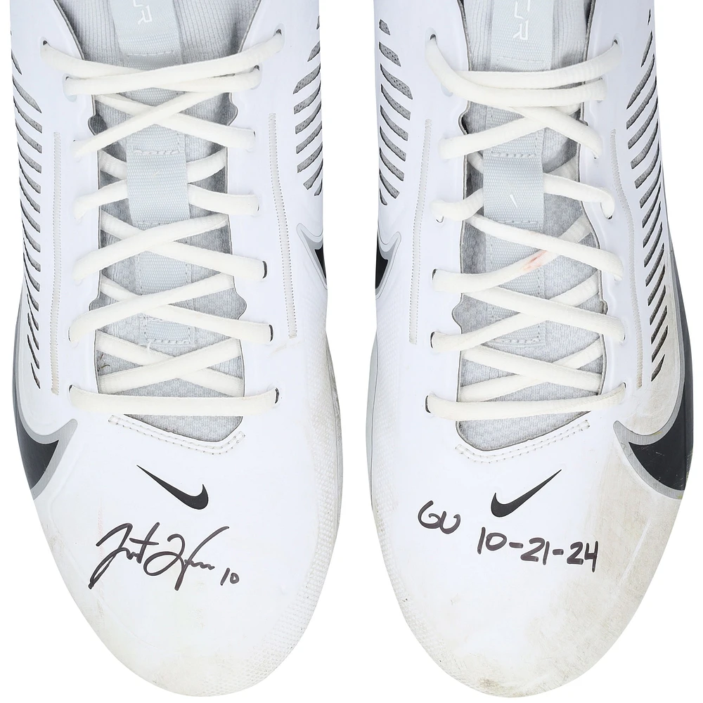 Chaussures Nike blanches dédicacées par Justin Herbert, des Chargers de Los Angeles, lors du match contre les Cardinals de l'Arizona, le 21 octobre 2024, avec l'inscription « GU 10-21-24 ».