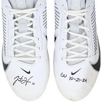 Chaussures Nike blanches dédicacées par Justin Herbert, des Chargers de Los Angeles, lors du match contre les Cardinals de l'Arizona, le 21 octobre 2024, avec l'inscription « GU 10-21-24 ».