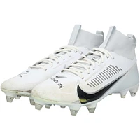 Chaussures Nike blanches dédicacées par Justin Herbert, des Chargers de Los Angeles, lors du match contre les Cardinals de l'Arizona, le 21 octobre 2024, avec l'inscription « GU 10-21-24 ».