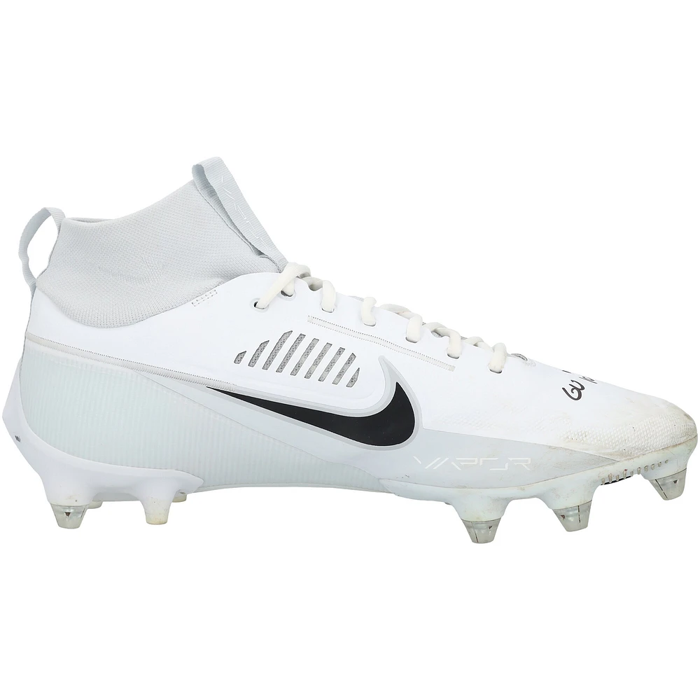 Chaussures Nike blanches dédicacées par Justin Herbert, des Chargers de Los Angeles, lors du match contre les Cardinals de l'Arizona, le 21 octobre 2024, avec l'inscription « GU 10-21-24 ».