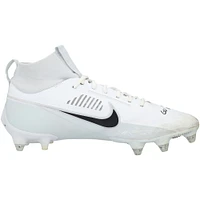 Chaussures Nike blanches dédicacées par Justin Herbert, des Chargers de Los Angeles, lors du match contre les Cardinals de l'Arizona, le 21 octobre 2024, avec l'inscription « GU 10-21-24 ».